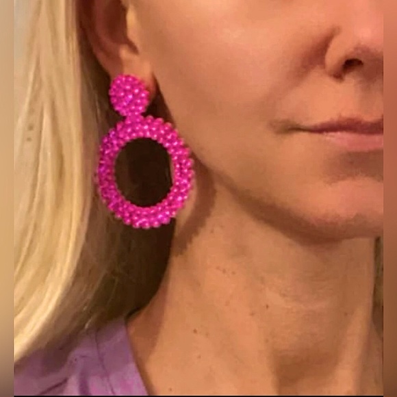 POP OF COLOR Elegant Fuchsia Statement Earrings - Picture 2 of 5